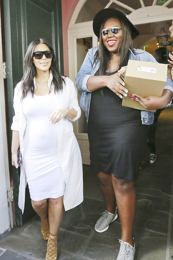 Com barriga aparente, Kim Kardashian janta com uma fã