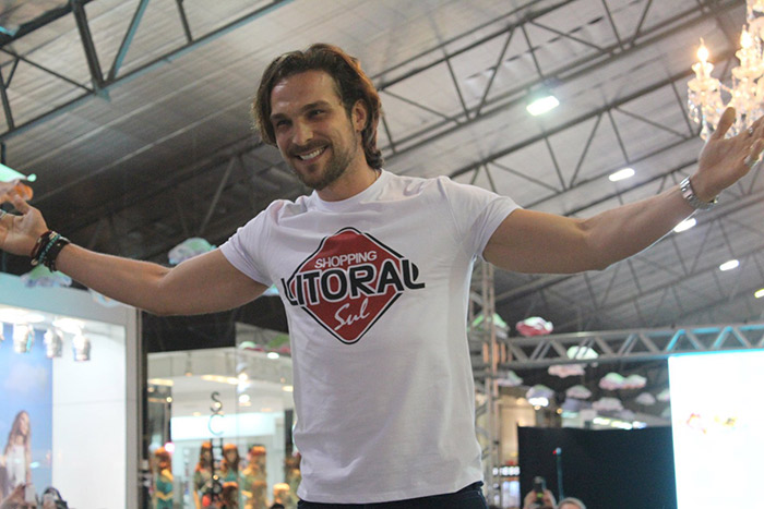  Igor Rickli usa desfile para mostrar talento para dança