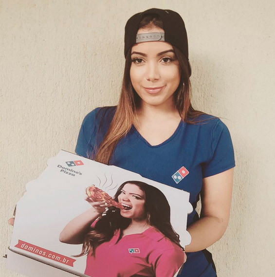  Anitta vira entregadora de pizza. Entenda!