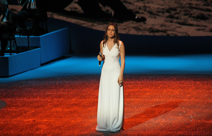 Roberta Sá no palco de festa dos Jogos Olímpicos