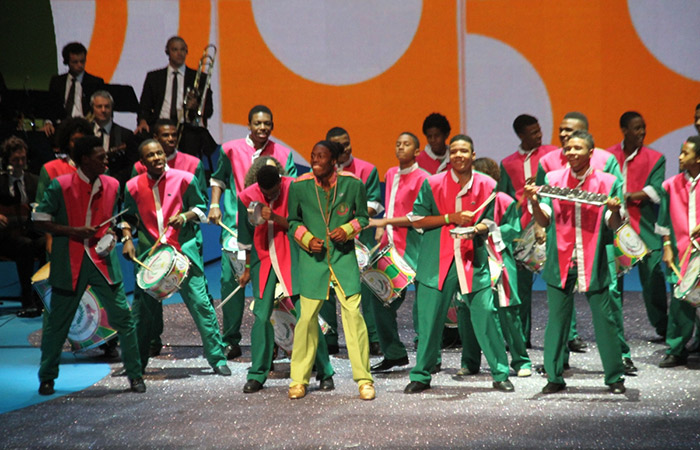 Bateria de Escola de Samba toca em festa dos Jogos Olímpicos