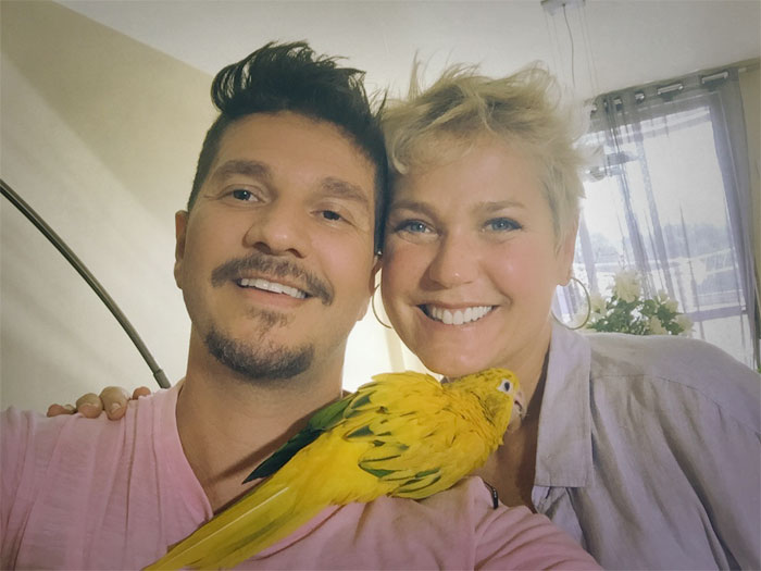 Xuxa faz visita surpresa a fã, no Rio de Janeiro