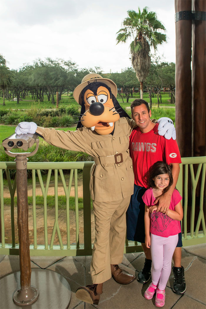 Adam Sandler leva a filha para conhecer o Pateta, na Disney