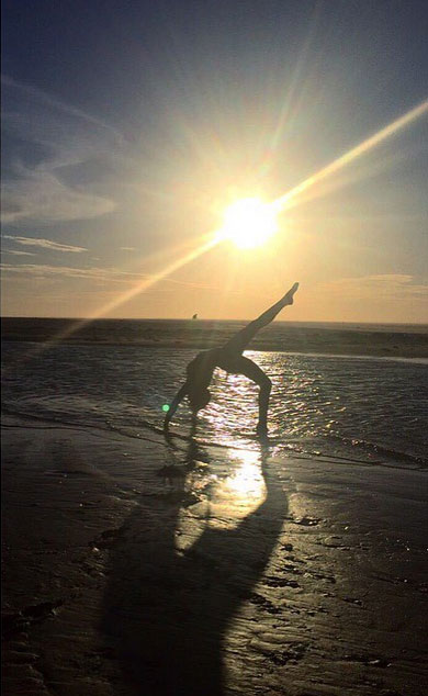 Isabella Santoni esbanja elasticidade em foto na praia