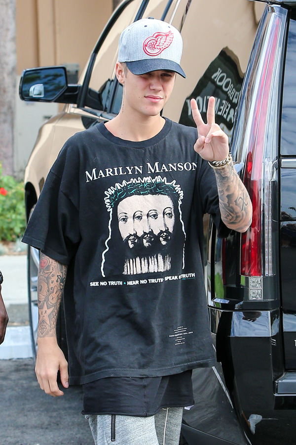 Justin Bieber faz 'sinal de paz e amor' para os fotógrafos