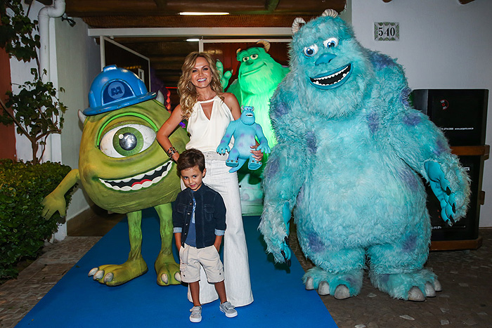 Eliana  e o filho Arthur em sua festa de 4 anos com a turma do Monstros S.A