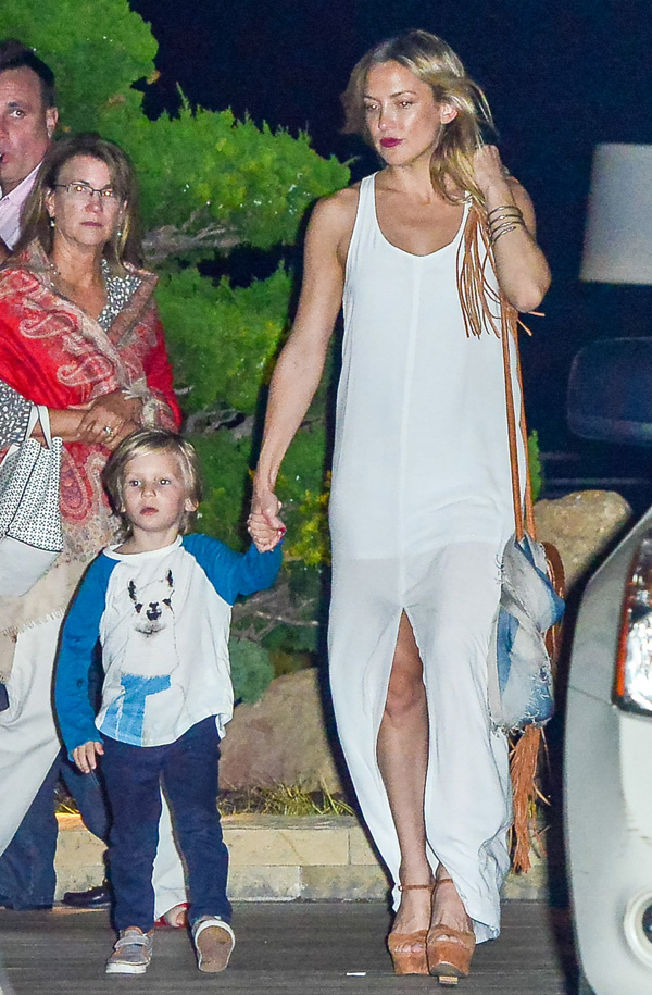 Kate Hudson janta com o filho e esbanja beleza