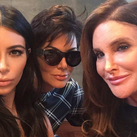 Caitlyn Jenner e Kris Jenner fazem selfie juntas 