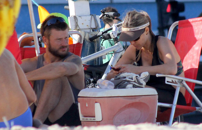 Rodrigo Hilbert e Fernanda Lima curtem dia de sol em praia carioca