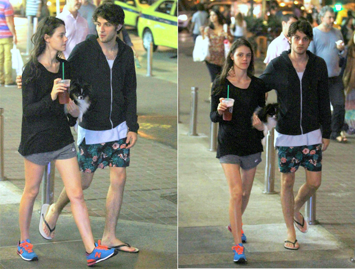 De short e moletom, Chay Suede sai com Laura Neiva pelo Rio