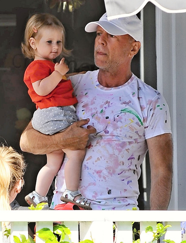 Filha de Bruce Willis esbanja fofura em passeio