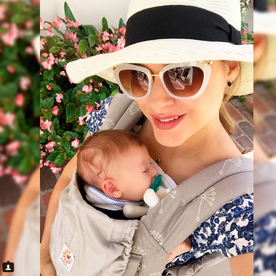  Mamãe canguru! Fernanda Machado 'gruda' no filho em passeio