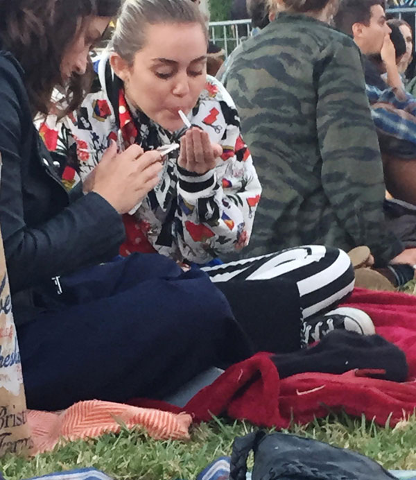 Miley Cyrus confecciona e fuma cigarro suspeito em show