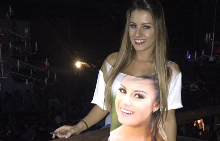 Aricia Silva 'causa' em evento com look inusitado