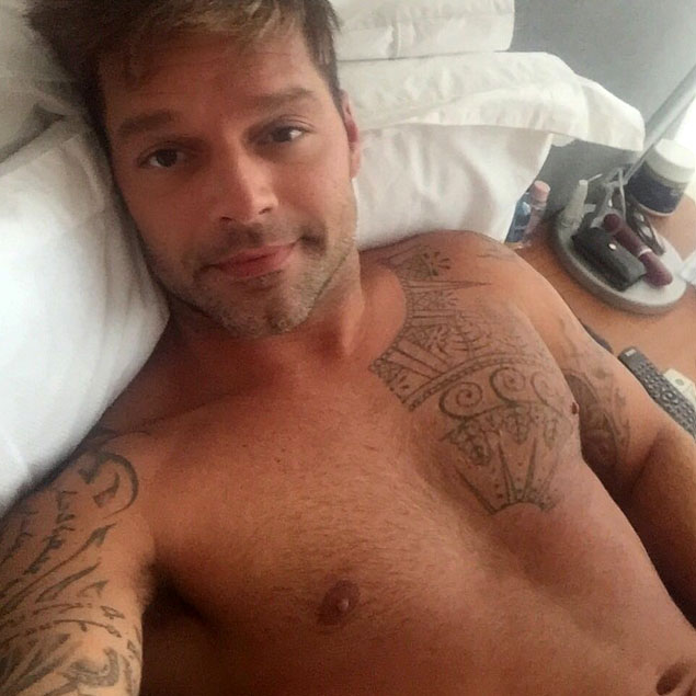 Ricky Martin deseja bom dia e leva fãs à loucura