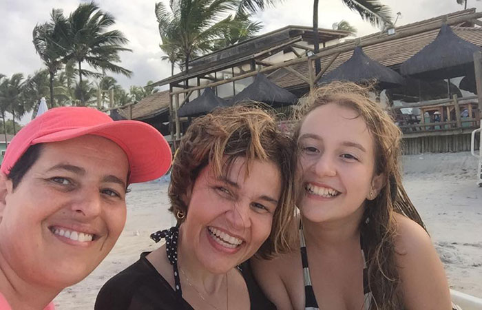 Claudia Rodrigues aproveita final de férias em Ilhéus, Bahia