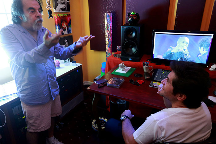Daniel conversa com o produtor e engenheiro de som Moogie Canazio na sua chegada ao Move Studio em Woodland Hills