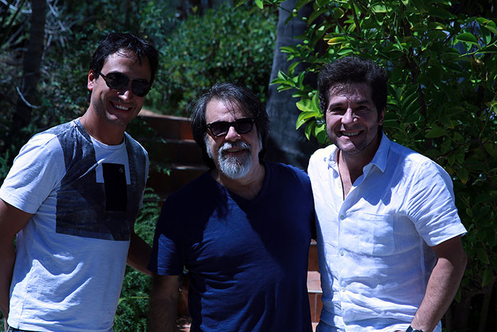 Daniel em frente ao estúdio ladeado por Rodrigo Costa (produtor musical do DVD) e Moogie Canazzio