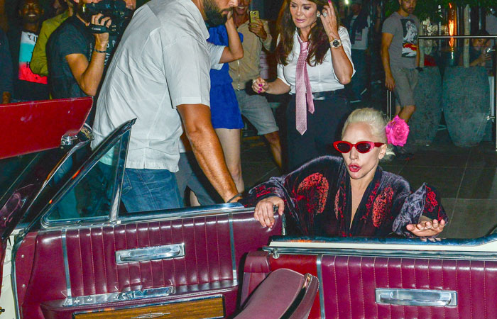 Lady Gaga leva tombo ao deixar restaurante em Hollywood