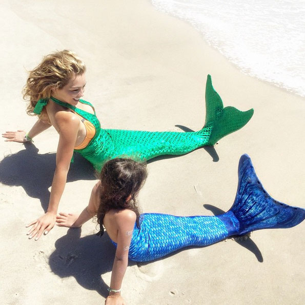 Vestidas de sereia, Thalía posa com a filha em praia