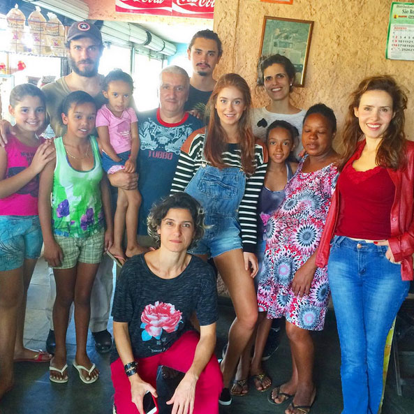 Marina Ruy Barbosa visita família para nova novela