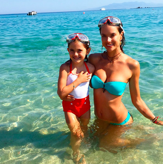 Com os filhos, Alessandra Ambrósio se diverte na Grécia