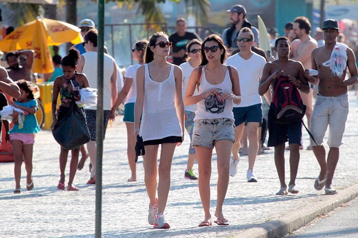 Camila Queiroz aproveita sabadão para passear com amiga