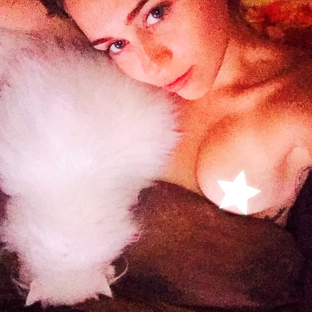 Miley Cyrus faz topless na cama e causa polêmica