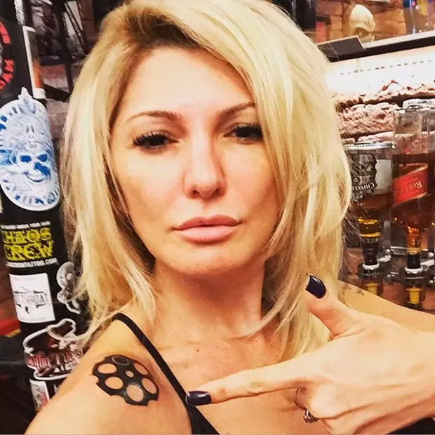 Antônia Fontenelle exibe nova tatuagem: 'Roleta Russa'