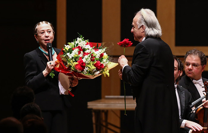 João Carlos Martins entrega flores para Fernanda Montenegro