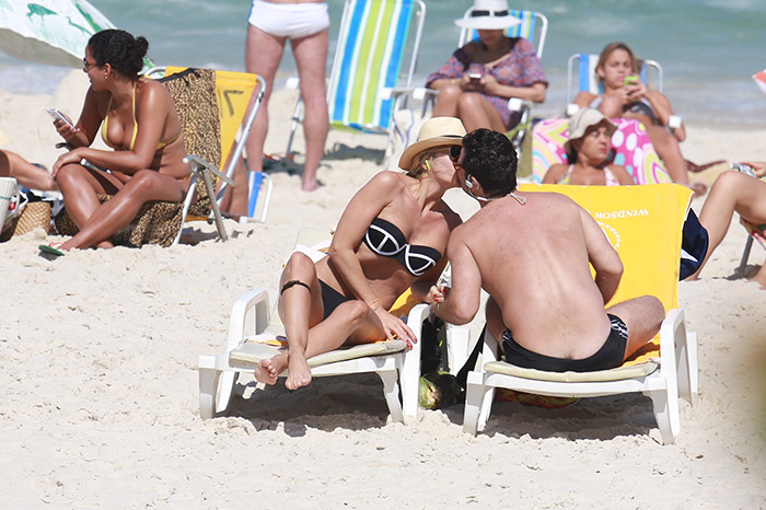 Adriane Galisteu foi fotografada com o marido, Alexandre Iódice, na praia neste domingo (16)