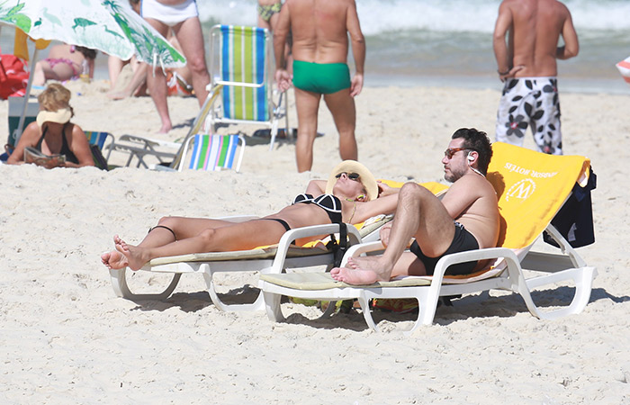 O casal relaxou na praia