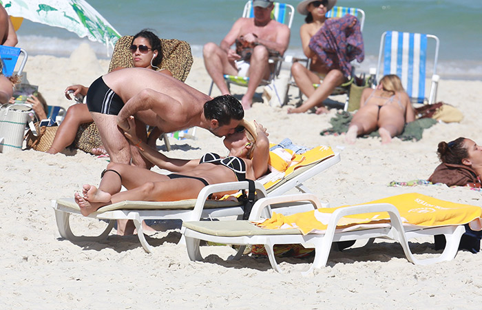 Adriane Galisteu namora o maridão na praia