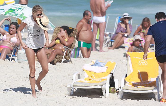 Adriane Galisteu na praia da Barra da Tijuca