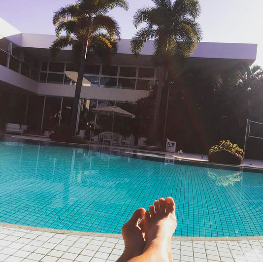  Xuxa pega sol e curte piscina em seu último dia de folga