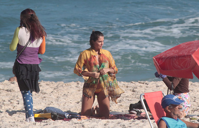 Grávida, Deborah Secco aproveita praia do Rio para namorar