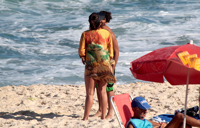 Grávida, Deborah Secco aproveita praia do Rio para namorar