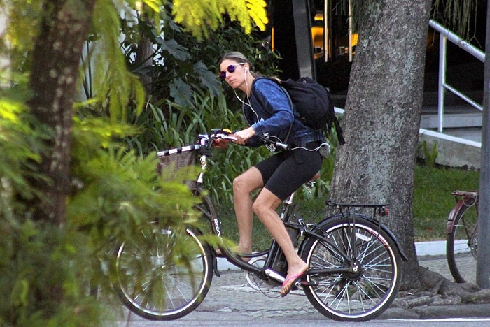 Fernanda Lima passeia de bicicleta no Jardim Botânico