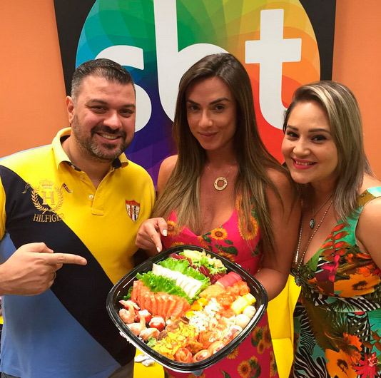 Mimo! Nicole Bahls ganha prato de comida japonesa 