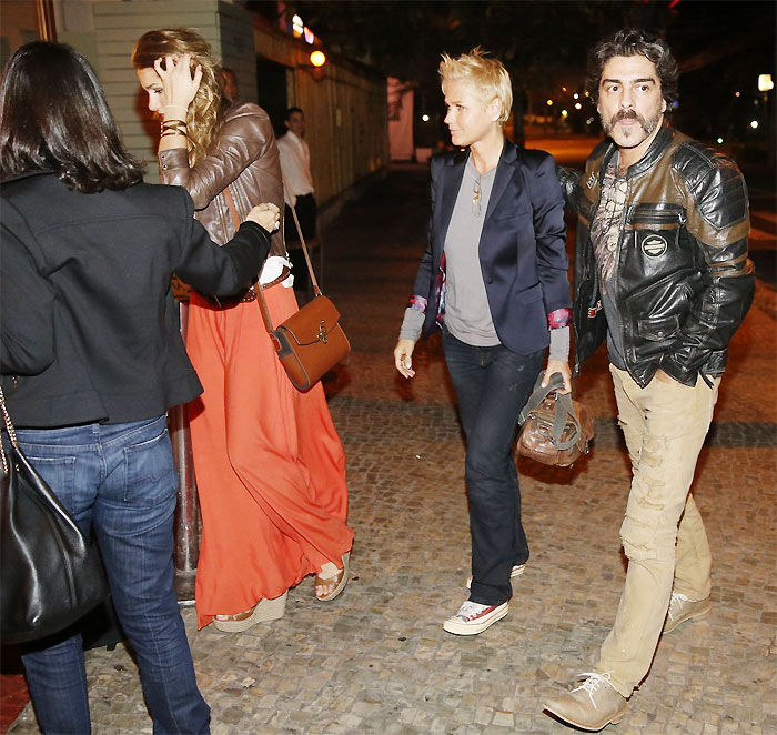 Depois de estreia, Xuxa janta com convidados no RJ