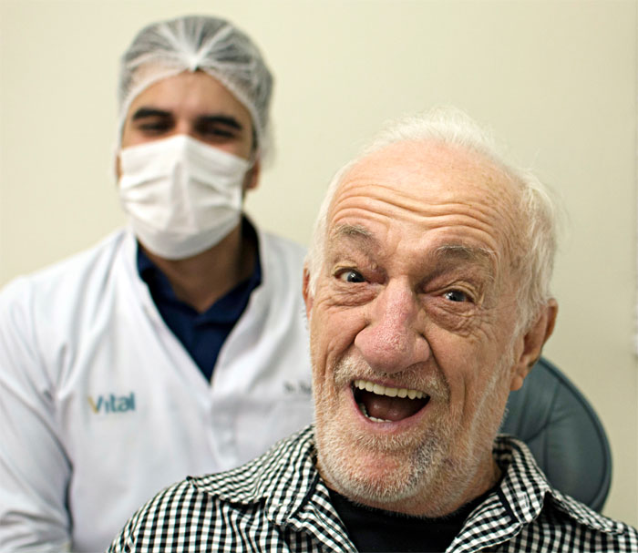 Russo realiza sonho e sorri com seu novo implante dentário