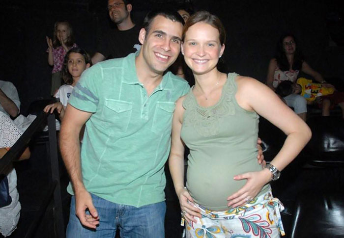 Fernanda Rodrigues, de 35 anos, é casada com o ator e diretor de televisão Raoni Carneiro e já é mãe de Luisa Rodrigues, de cinco anos, também fruto de seu relacionamento com Raoni. O anúncio da gravidez foi feito no início do mês de agosto, mas o tempo de gestação não foi informado