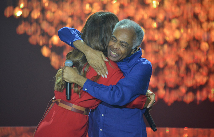 Ivete Sangalo e Gilberto Gil se abraçam depois de show
