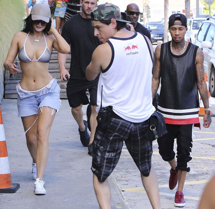 Kylie e Kendall Jenner ostentam suas curvas no Caribe