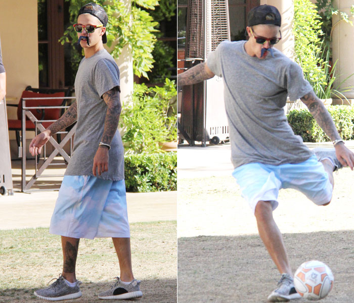 Justin Bieber joga futebol com bigode e óculos escuros