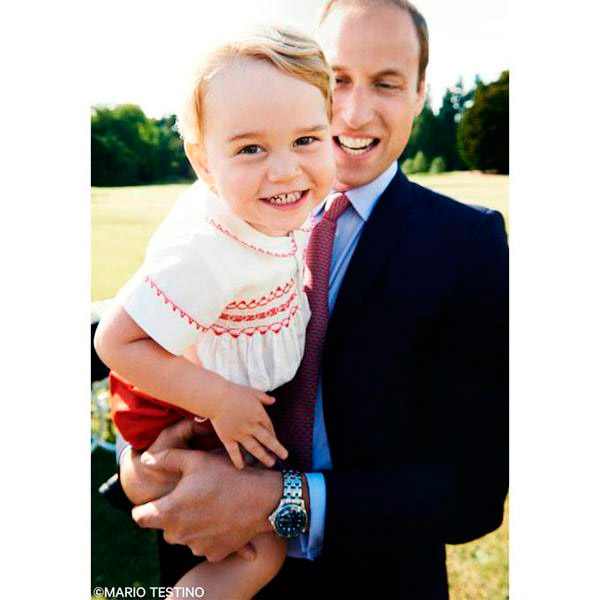 O momento mais recente e cheio de charme de George foi em uma foto divulgada pelo Palácio de Kensington com o garotinho prestes a completar dois aninhos. Ele aparece no colo do pai, Príncipe William, muito sorridente