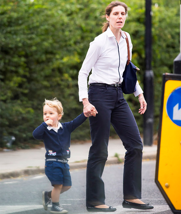 Em outra ocasião de fofura, Príncipe George apareceu com o dedo na boca, enquanto passeava com sua babá, Maria Borrallo, pelas ruas do centro de Londres, na Inglaterra