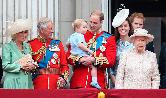 Em um encontro em família, quem roubou a cena foi George. Sua bisavó, Rainha Elizabeth II estava completando 89 anos, mas o herdeiro real, que estava com um look azul clarinho, não estava nem aí e ficou todo animado olhando aos arredores, encantando a todos