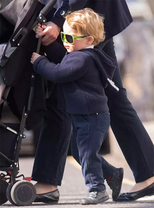 Príncipe George também mostrou que tem tudo para ter um estilo de galã. Prestes a completar dois anos, ele, fez um passeio com sua babá, onde usou uma blusa de lã, sapatênis preto e óculos escuros de armação verde-limão, cheio de marra
