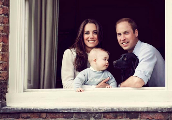 Outro momento fofo de George foi em uma foto em que ele aparece na sacada do Palácio de Kensington, onde mora, no colo de sua mãe, Kate Middleton, e se encanta pelo cachorro da família, Lupo